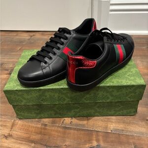 Gucci Men's Black Sneakers with Red and Green Stripes